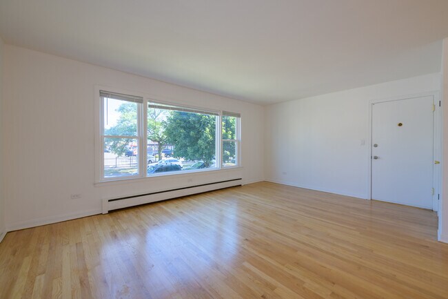 Building Photo - 5559 W Giddings St