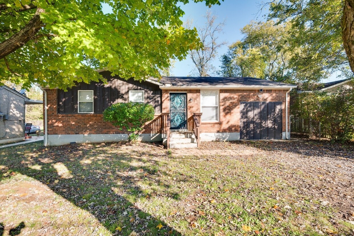 Foto principal - North Nashville 4 bedroom/2 bath brick ran...