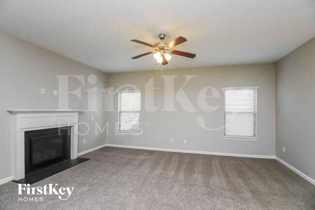 Foto del edificio - 490 Silver Oak Dr