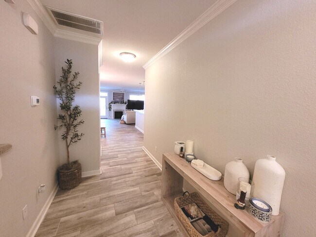 Building Photo - Gorgeous Townhome-Style Condo in Virginia Beach!