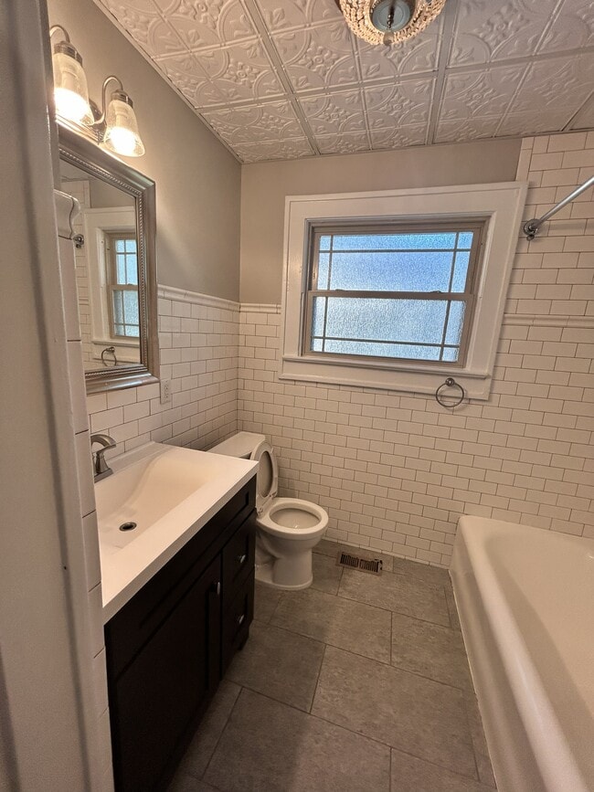 Building Photo - 612 E 46th St