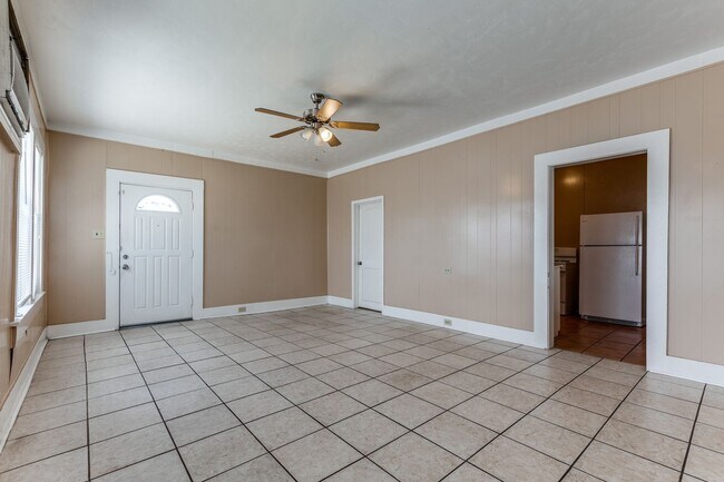 Foto del edificio - 1 bed 1 bath located in Woodlawn Lake