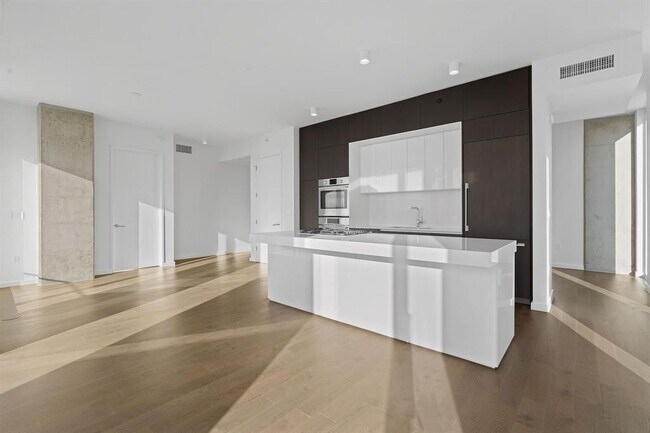 Foto del edificio - 313 W 17th St