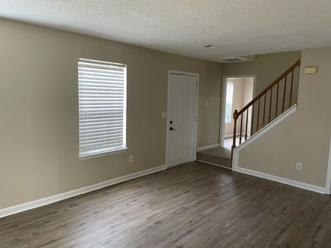 Foto del edificio - **MOVE IN WITH NO SECURITY DEPOSIT**8205 Autumn Greene Dr: Spacious 4 BR, 2.5 BA home only 2 mile...