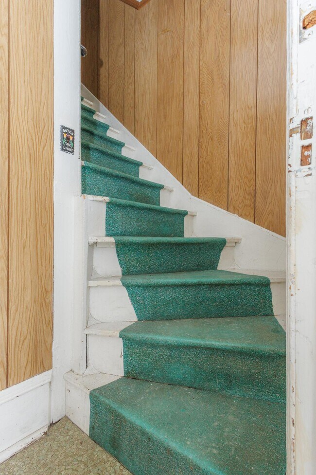 Interesting staircase - 39 Homer Ave