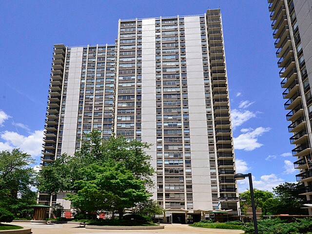 Primary Photo - 1460 N Sandburg Terrace