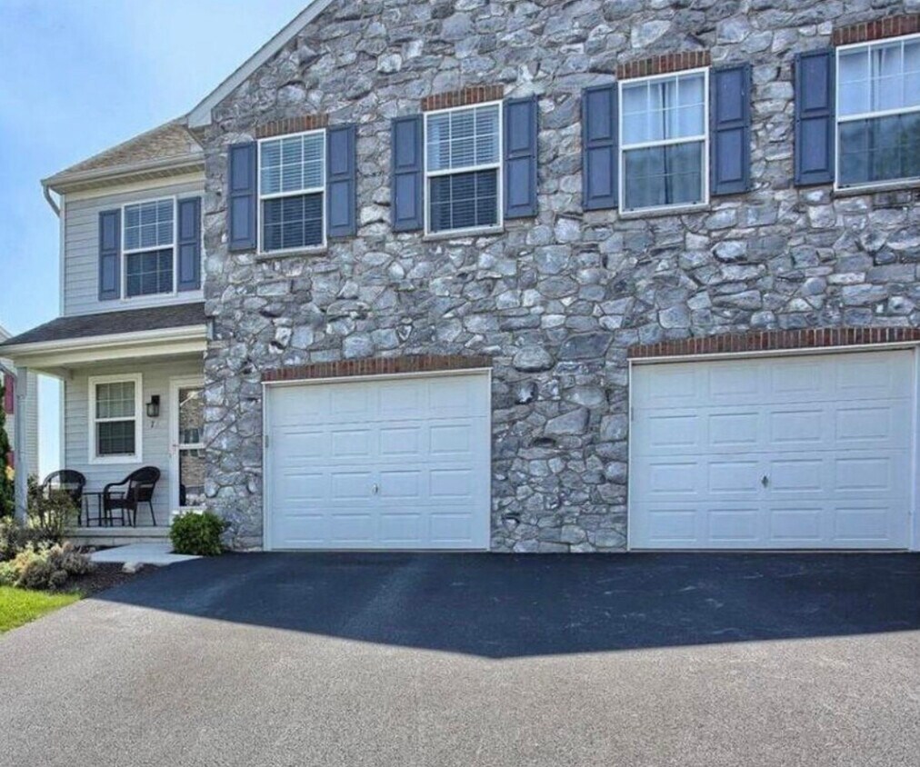 172 N Village Cir Unit A, Palmyra, PA 17078 Condo for Rent in Palmyra