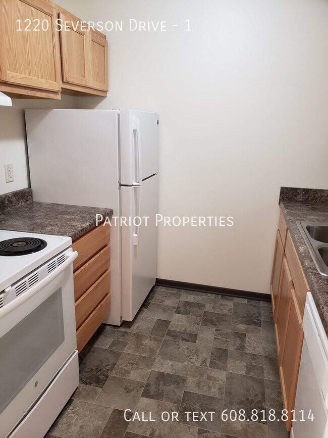 Building Photo - 1 bedroom/ 1 bath apartment in Sun Prairie...