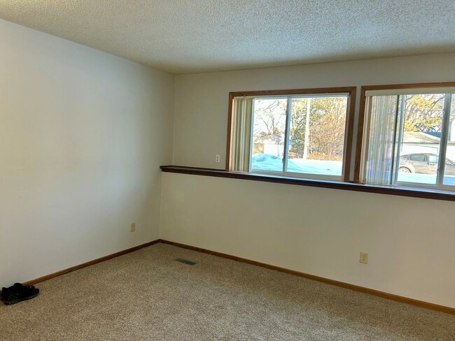 Building Photo - 3 Bed 1 Bath New carpet and paint!