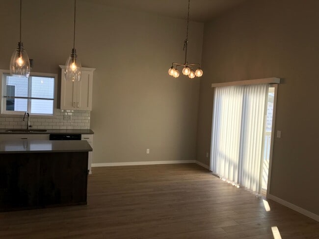 Building Photo - 3 Bed 3 Bath Single Family Home