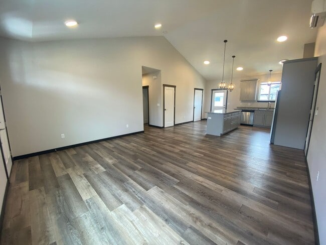Building Photo - Exceptional 3 Bed, 2 Bath Home!