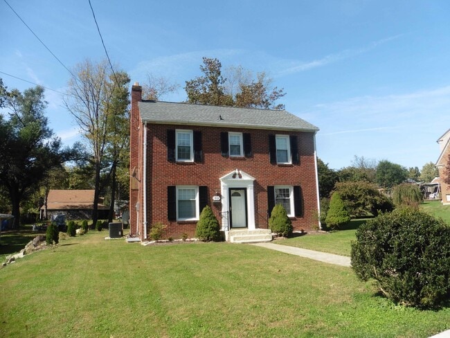 Front/side View - 319 Crompton Rd