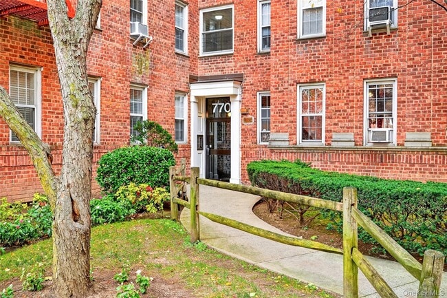 Foto del edificio - 770 Bronx River Rd