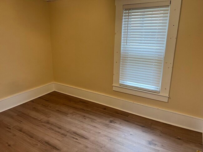 Building Photo - 102 Lilley Ave