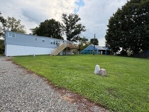 Building Photo - 770 River Rd