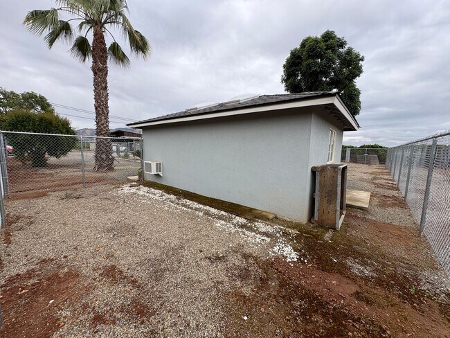 Foto del edificio - Charming Country home coming soon!