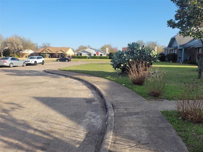 Building Photo - 1127 Willow Run Cir