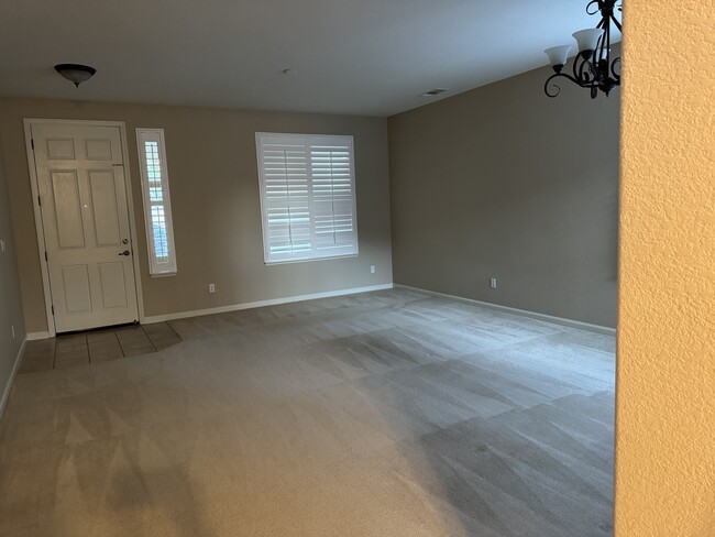 Living / Dining Room - 5019 Gold River Ct