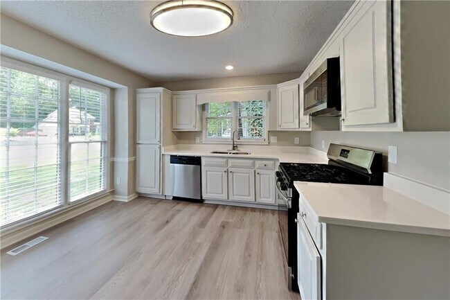 Foto del edificio - 345 Deerwood Dr