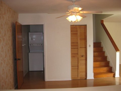 Building Photo - Spacious 2/1.5 Townhome in New Town
