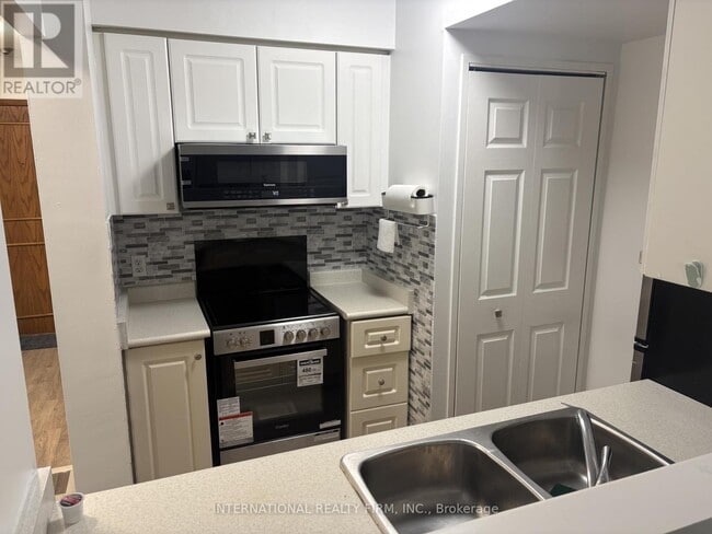 Photo du bâtiment - 8 Lee Centre Dr