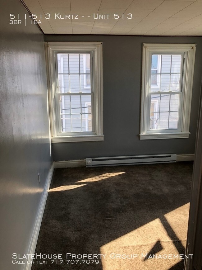 Building Photo - THREE BEDROOM/ONE BATH TWIN