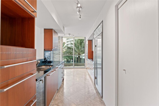 Foto del edificio - 1331 Brickell Bay Dr
