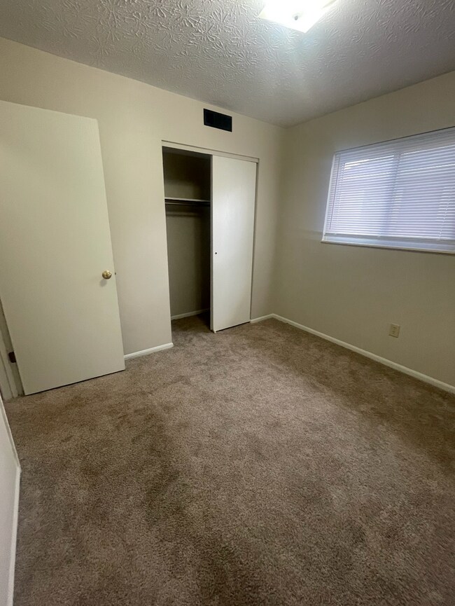 Foto del edificio - 2450-2452 Hiawatha St