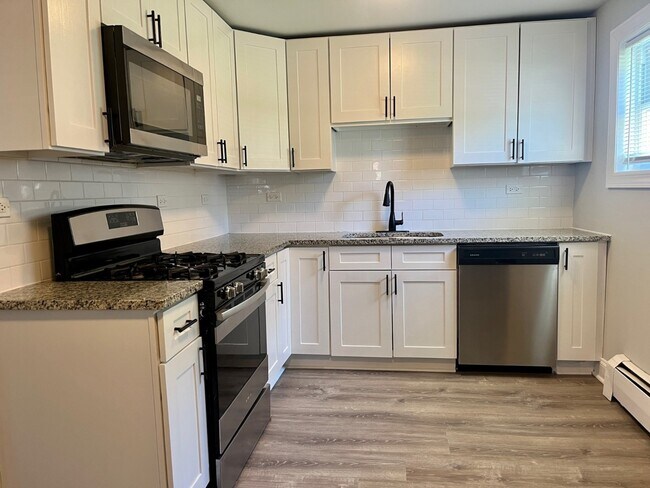 Foto del edificio - Rehabbed 2 Bedroom In Prime Lake Bluff Location - Pet Friendly - Free Parking!