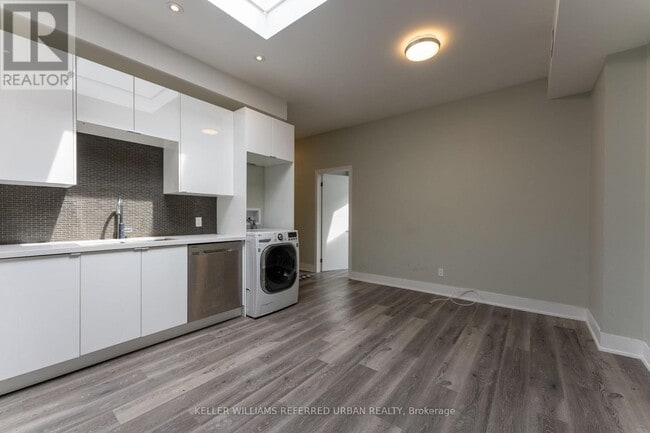 Building Photo - 400 Queen St W