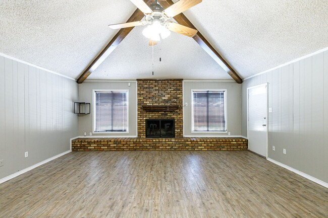 Building Photo - 3 bed 2 bath house with basement