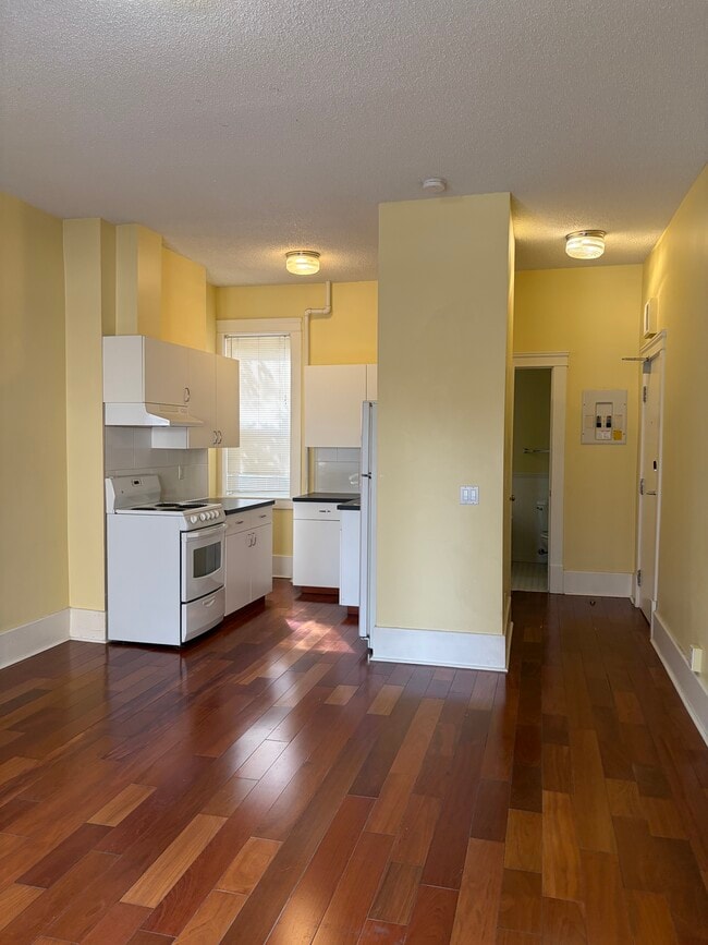Building Photo - Studio Suite Available Immediately – Hathaway Apartments