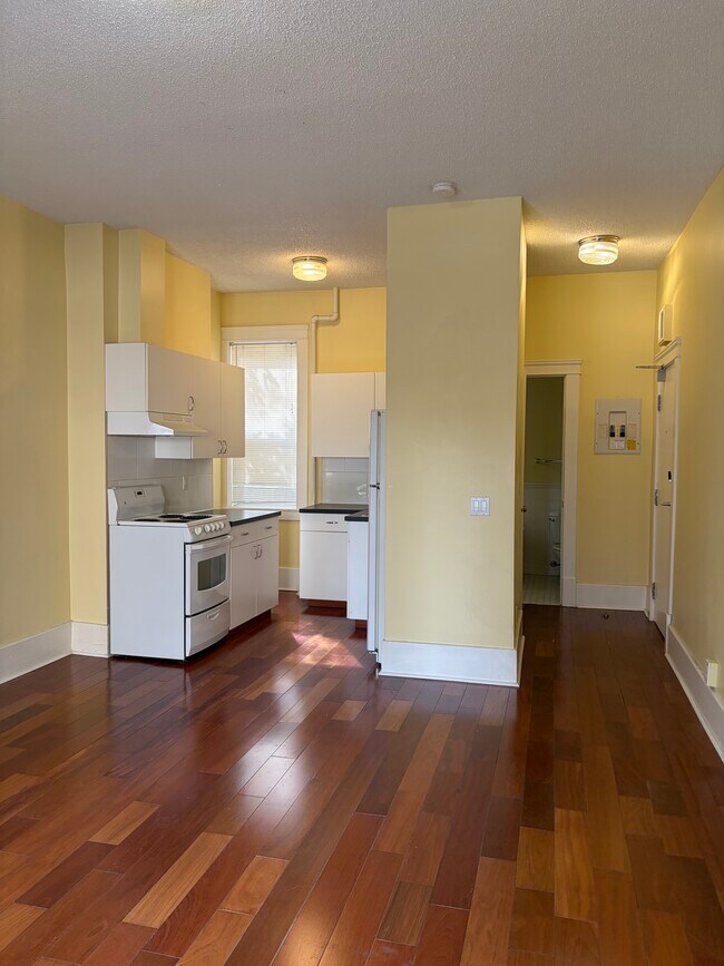 Photo du bâtiment - Studio Suite Available Immediately – Hathaway Apartments