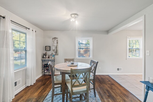Dining area - 5525 Jahnke Rd