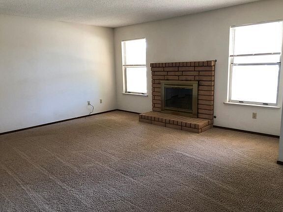 Building Photo - 3 bedroom 2 bathroom home part of a duplex
