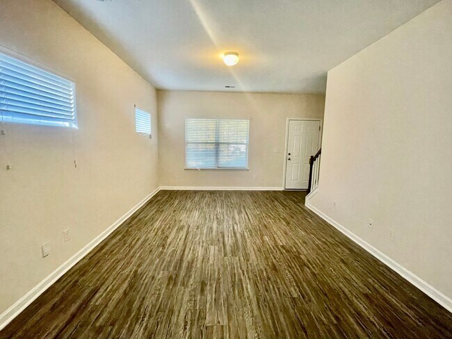 Foto del edificio - Luxurious 2 story 3 bedroom 2.5 bath townhomes. Located in Salisbury.