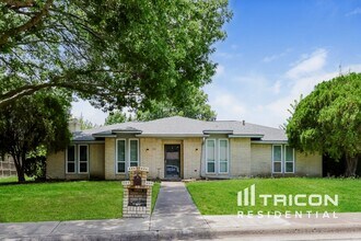Building Photo - 122 Roma Dr