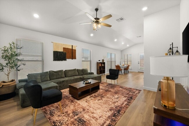 Foto del edificio - Four Beds, All Appliances, All Smiles!