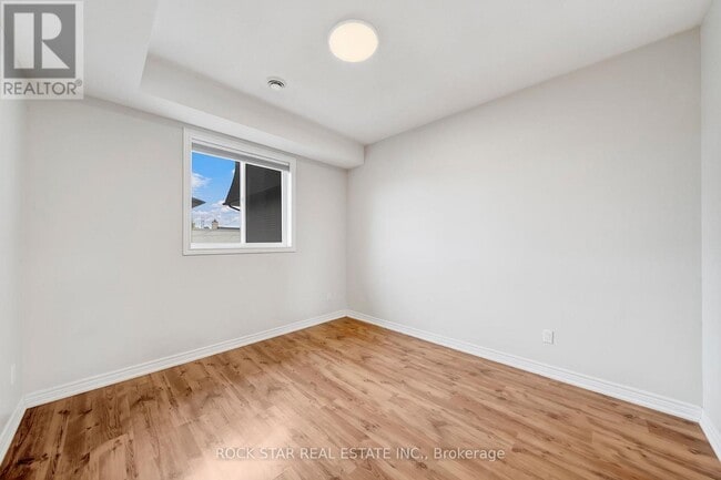 Building Photo - 11 Chestnut St E