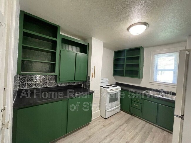 Building Photo - 1045 S Weaver Ave