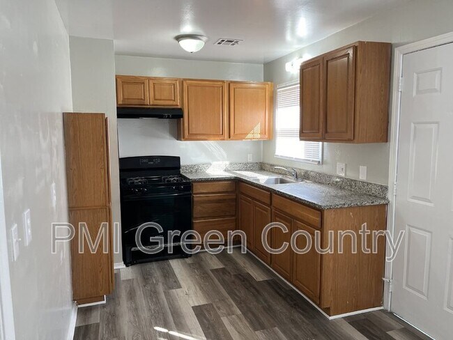 Foto del edificio - 4232 E Young Pl