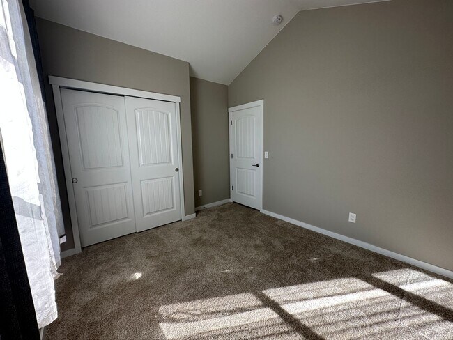 Foto del edificio - 5 Bedroom Ranch Style Home Almost Brand Ne...