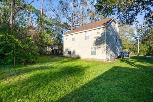 Building Photo - 1921 Fannie Dr