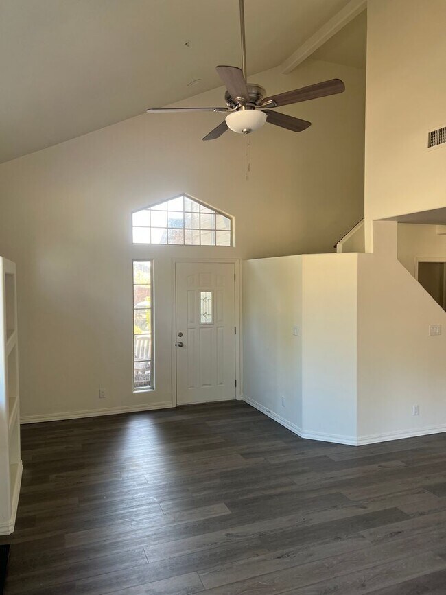 Foto del edificio - Remodeled End-Unit Townhome @ Village at Elk Run | 3 Bed, 2.5 Bath + 2-Car Garage