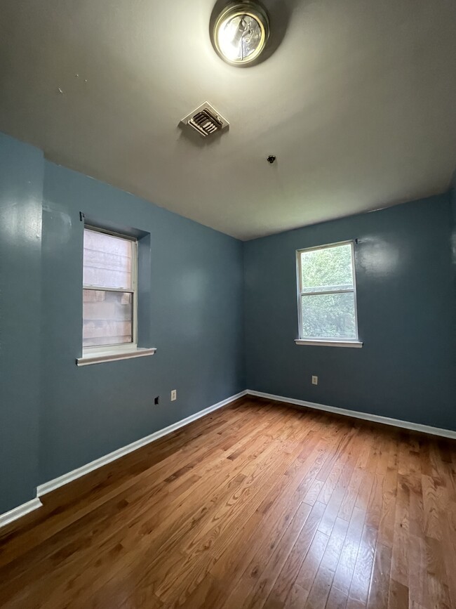 Building Photo - 418 S 17th St