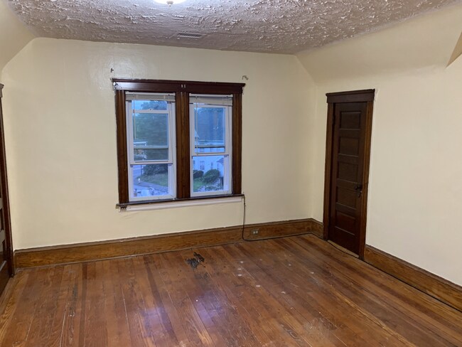 Building Photo - 135 Grandview Ave