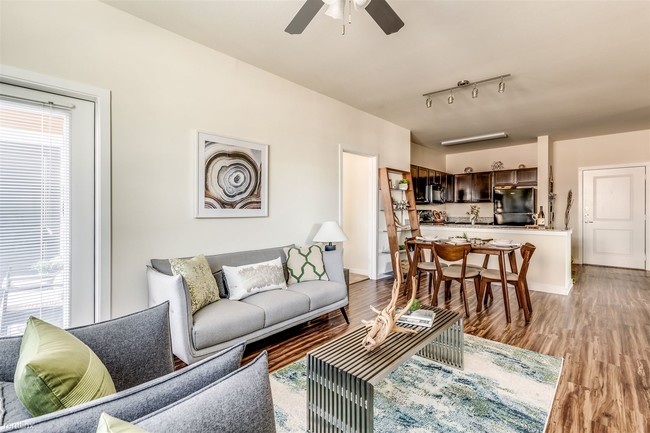 Building Photo - 2 br, 2 bath Condo - 1406 Columbus St 2