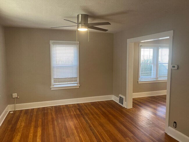 Building Photo - Adorable Single Family Home