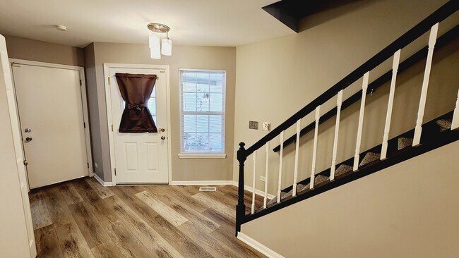 Foto del edificio - 725 Shady Oaks Ct