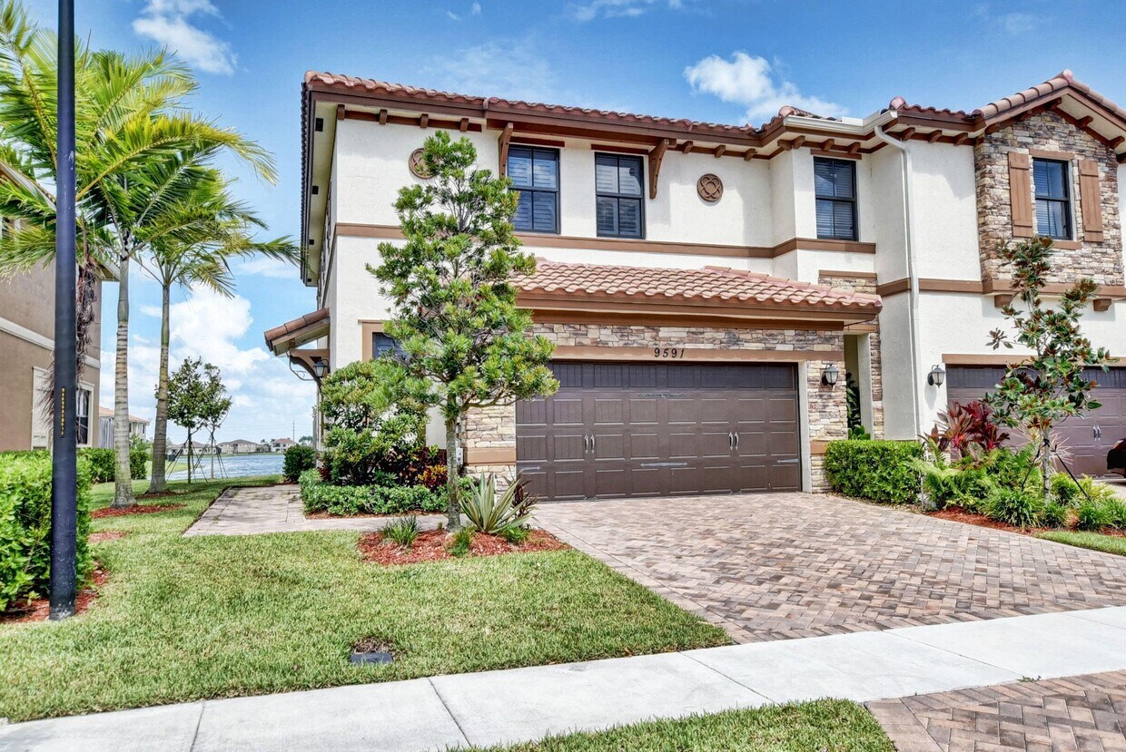 Foto principal - 9591 Town Parc Cir N